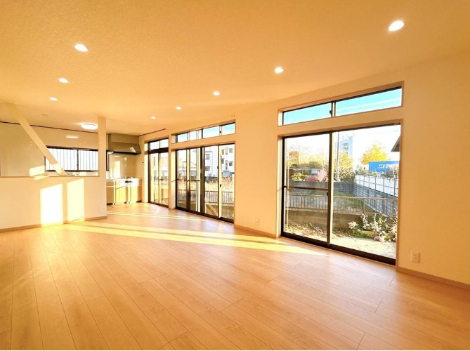 熊谷市上之　中古戸建の居間・リビング|あたたかな陽ざしが差し込むLDK