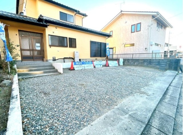 熊谷市上之　中古戸建の駐車場|並列で3台駐車可能です。お子様が車を乗るようになっても安心ですね。