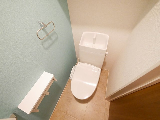 クレメント東九条Ａのトイレ|落ち着いた色調のトイレです