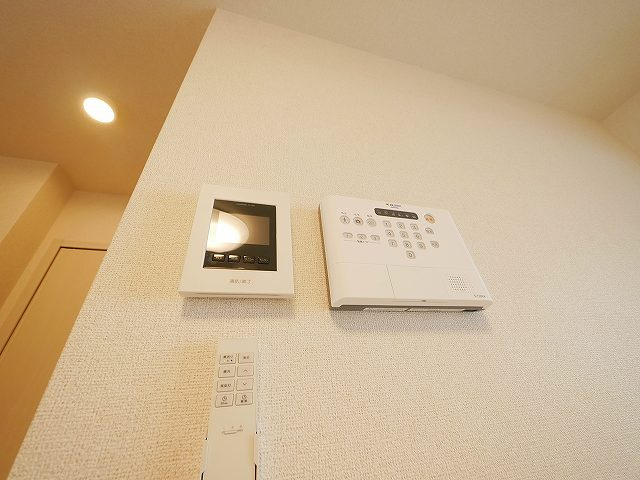 クレメント東九条Ａのセキュリティ|お顔が見えるモニター付きインターホンで安心。