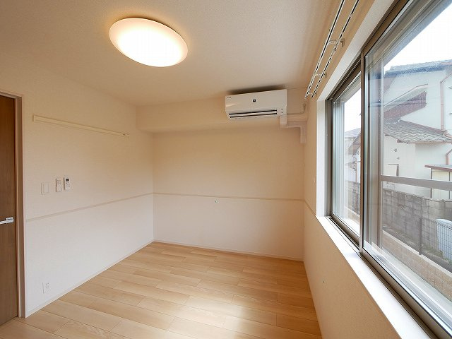 クレメント東九条Ａの居間・リビング|明るい洋室です