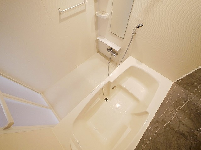 クレメント東九条Ａの浴室|きれいなお風呂です