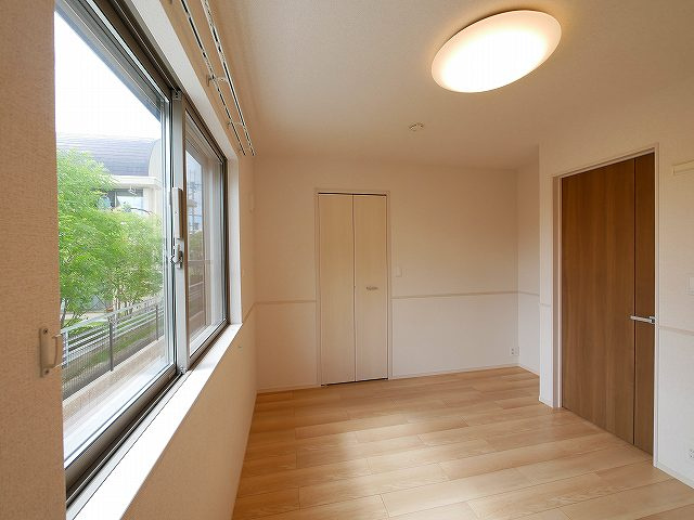 クレメント東九条Ａの居間・リビング|明るい洋室です