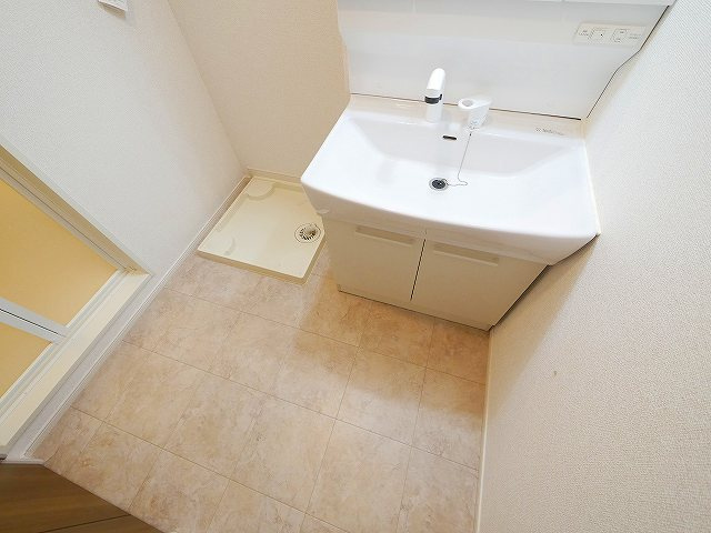 クレメント東九条Ａの洗面所|脱衣スペースもあります