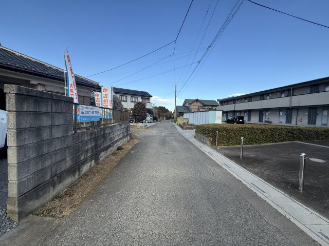 【前面道路含む現地写真】 | 上里町七本木　【平屋】中古住宅   | 現地(2025年2月撮影)