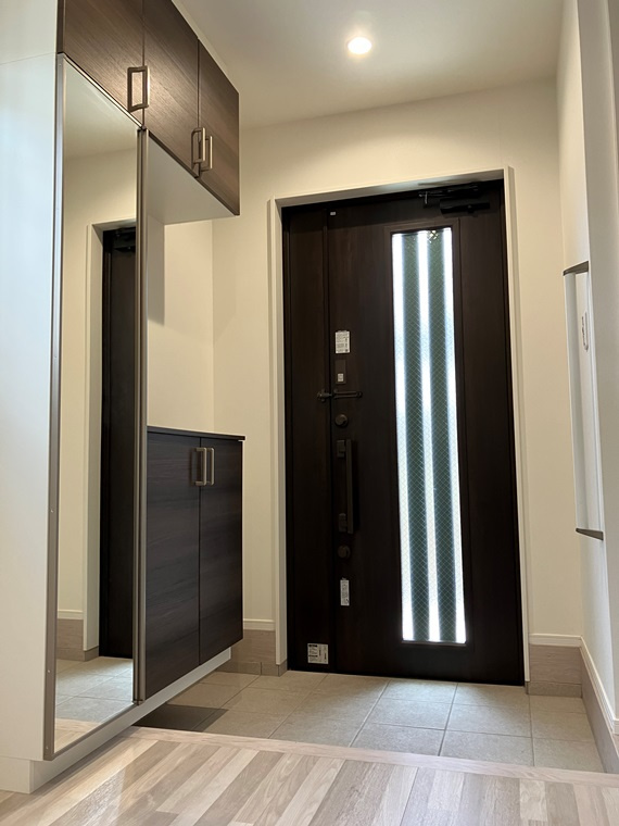 上郷戸建の玄関