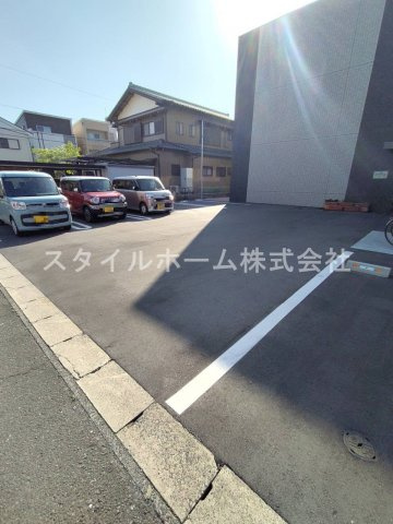 アヴェニュー赤代の駐車場