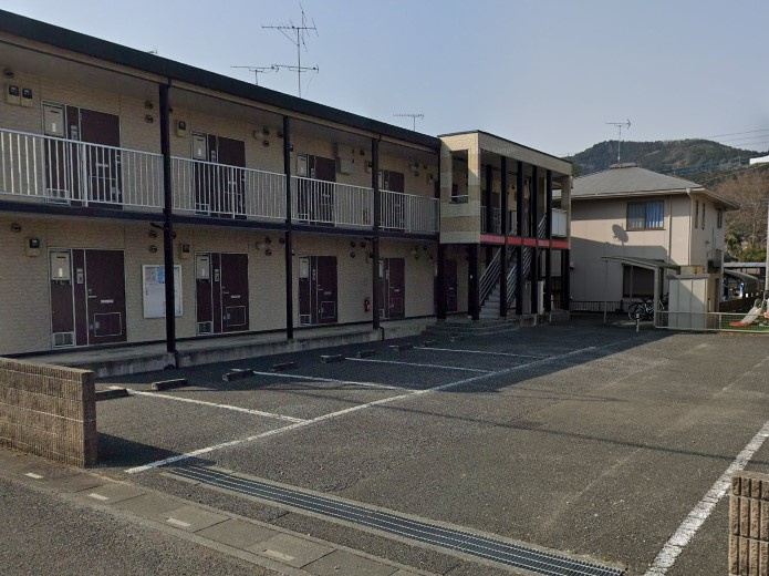 レオパレストゥモローの駐車場