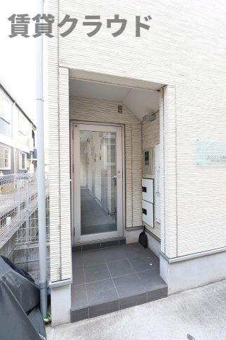 ルミエール B棟のエントランス|落ち着いたエントランスです