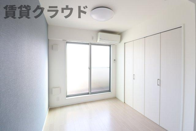 ルミエール B棟の寝室|広くて明るい寝室