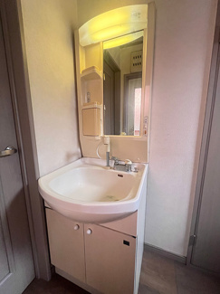 【洗面所】 | 藤沢市鵠沼藤が谷4丁目 中古戸建て | 洗髪洗面化粧台（現況）