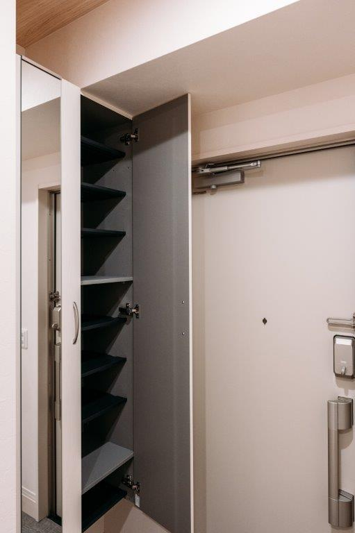 Diversita柳原Bの玄関