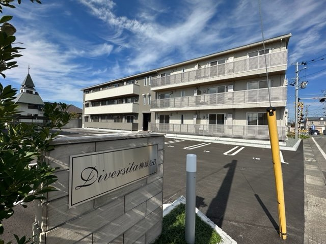 Diversita柳原Bの外観|この佇まいが、“ここに住む価値”を静かに語る。