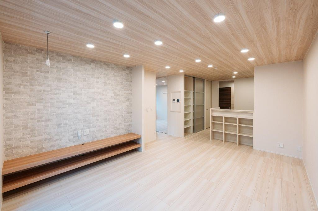 Diversita柳原Bの居間・リビング|※入居中の為、以前のお部屋の写真となります。この開放感が、日常をワンランク上へ。