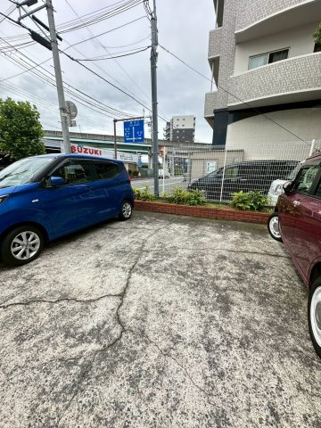 メゾンプランタンの駐車場