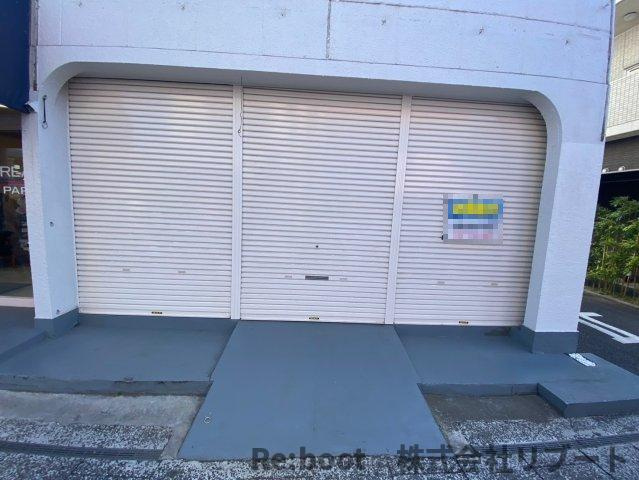 稲川ビルの玄関