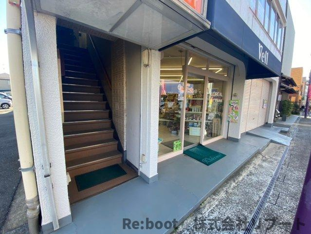 稲川ビルのエントランス