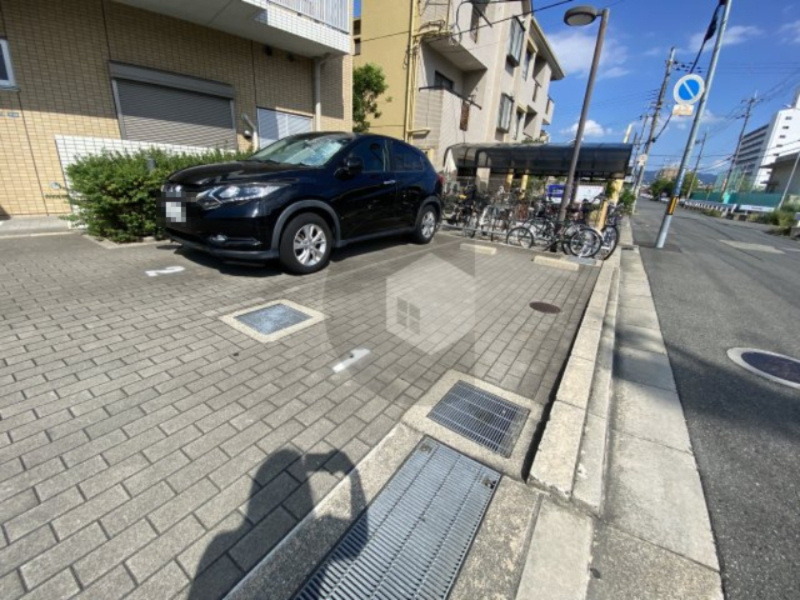 東大阪市俊徳町５丁目の賃貸マンションの駐車場