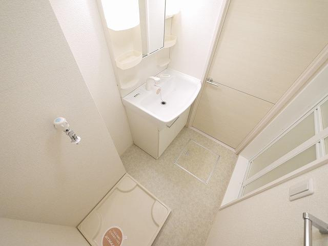 グランモア東九条Ⅲの洗面所|明るい洗面所です