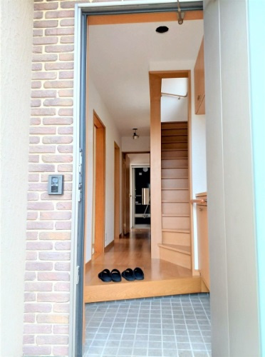 熊谷市大原　中古戸建の玄関