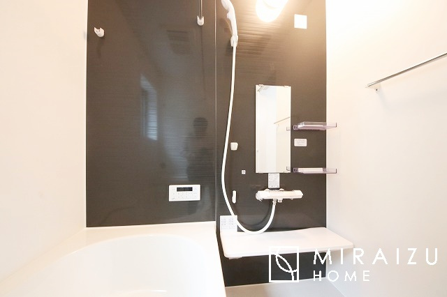 【浴室】 | お子さんとわいわいと楽しいバスタイムもよし、一人でゆったりと入るのもよし、浴室換気乾燥機付きのユニットバス。お洗濯物を干せるだけでなく、カビ防止にもなります。