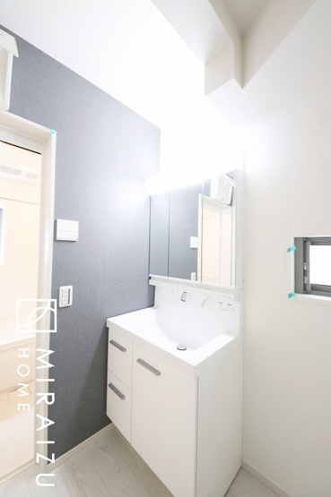 【独立洗面台】 | 洗濯機置き場、脱衣スペースもしっかりと確保されている洗面室。
水回りが集結した間取りなので、お料理やお洗濯物、お掃除の同時進行も可能です。