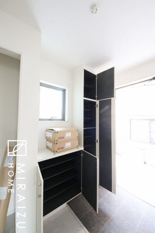 【玄関】 | 永く住むからこそシンプルで飽きのこないデザインに。ただいま、おかえりの温かな声が聞こえる玄関。