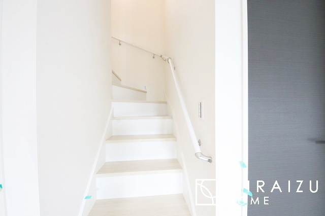 【内装】 | 安全性に配慮した手すり、清潔感や明るい陽光を取り入れてくれる窓がある階段。LED照明付きでお財布にもやさしいつくり。