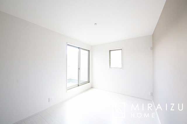 【洋室】 | 暮らしやすさを考えたプランで快適な現地ロケーションを実現。安らぎに満たされる、ゆとりのある日々を過ごせます♪