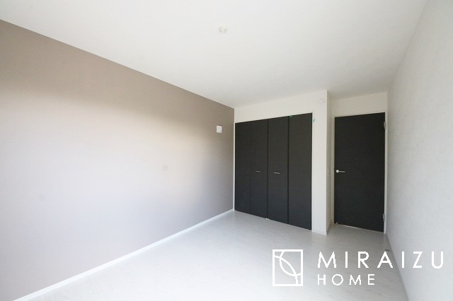 【寝室】 | 日当たりの良いお家は嬉しいですよね。それぞれ価値観が分かれる箇所です、実際に内覧して日当たりの心地よさをご体感下さいね♪