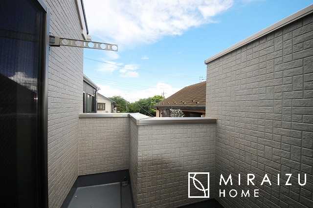 【バルコニー】 | 平日・休日問わず、いつでもご見学が出来ます♪☆実際に見て、触れて感じる安心のお住まい探しを体験して下さい♪☆物件情報だけでなく、地域の特色などなどエリア情報もお伝え出来たら嬉しいです♪