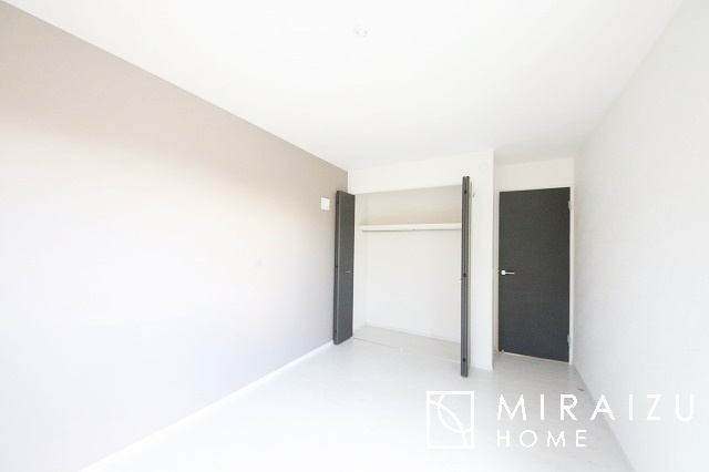 【洋室】 | 日当たりの良いお家は嬉しいですよね。それぞれ価値観が分かれる箇所です、実際に内覧して日当たりの心地よさをご体感下さいね♪