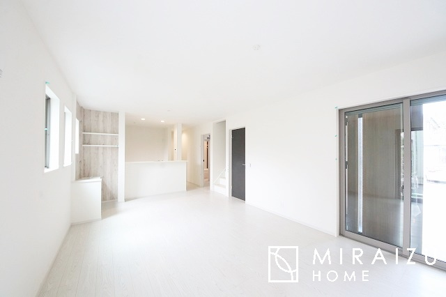 【居間・リビング】 | 日当たりの良いお家は嬉しいですよね。それぞれ価値観が分かれる箇所です、実際に内覧して日当たりの心地よさをご体感下さいね♪