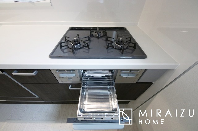 【キッチン】 | プライバシー性と開放感を高める住環境。陽当たりの良い開かれたロケーションを活かし、心地よい暮らしをプランニング