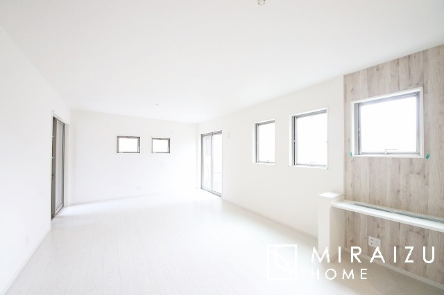 【居間・リビング】 | お子さんが宿題をしたり、ちょっとした作業もできる、家族みんながそれぞれの時間を過ごせるリビングです。