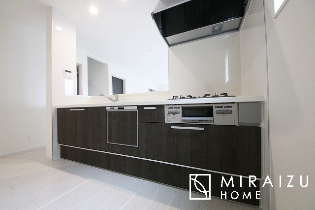 【キッチン】 | 収納に様々な工夫がされていて出しやすく片付けやすい、散らかりにくいキッチンになっています！人工大理石の天板や深型シンクなど、デザイン性と機能性を兼ね備えているので見せたいキッチンになっています。