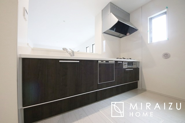 【キッチン】 | 広々としたキッチンは大きな深型シンク、3口コンロ、換気扇、大きなお鍋から小物まで取り出しやすさを考えられた引き出し収納の付いたシステムキッチンです。