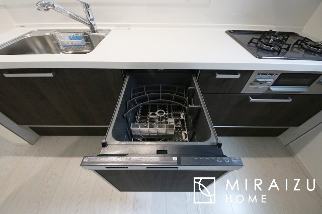 【キッチン】 | 収納力と機能性を備えたシステムキッチン。圧力鍋や大きなフライパンなどの調理器具から調味料など幅広く収納し、お料理のしやすいつくりになっています。