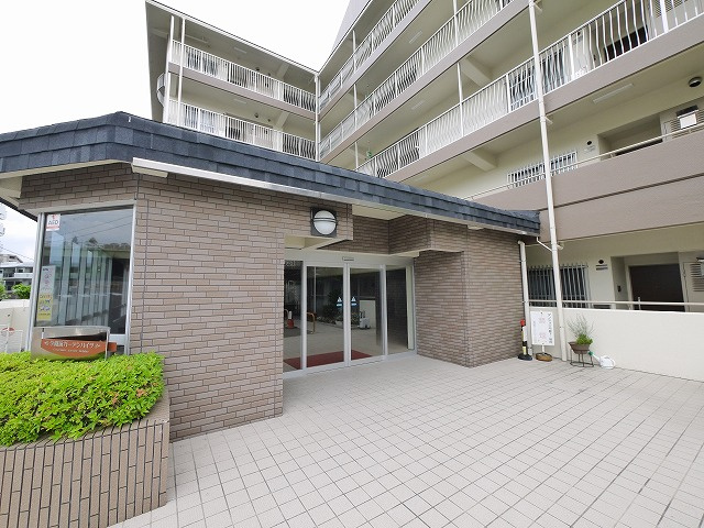 学園前ガーデンハイツのエントランス