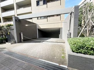 【駐車場】 | 雨の日に嬉しい地下駐車場、バイク置き場