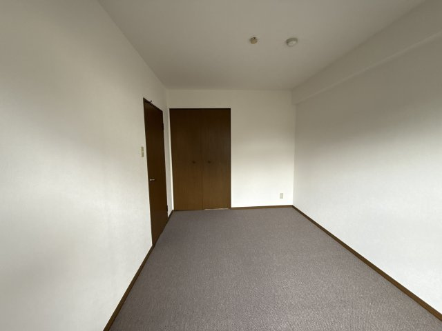 アルコート高岡の洋室