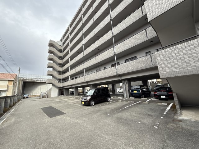 アルコート高岡の駐車場