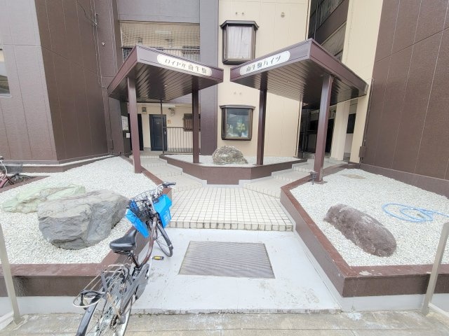 ロイヤル南生駒のエントランス