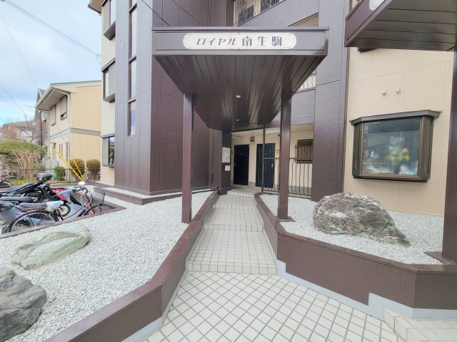 ロイヤル南生駒のエントランス