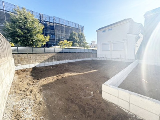 【前面道路含む現地写真】 | 一階トランクルームは居室としてお使いいただける広さがあります。