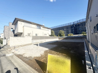 【前面道路含む現地写真】 | 対面式キッチンでお子様を見守りながらお料理いただけます。