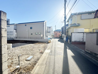【前面道路含む現地写真】 | 閑静な住宅街で交通量も少なめです。