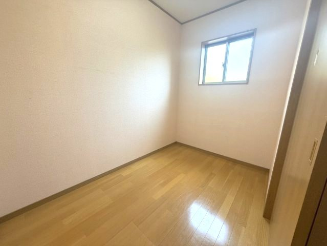 御陵峰ヶ堂町1丁目戸建の洋室|きれいな洋室です
