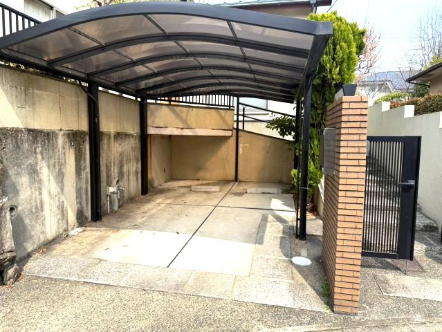御陵峰ヶ堂町1丁目戸建の駐車場|カースペースがあります