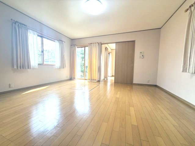 御陵峰ヶ堂町1丁目戸建の居間・リビング|こちらの居間で趣味の時間をお楽しみください